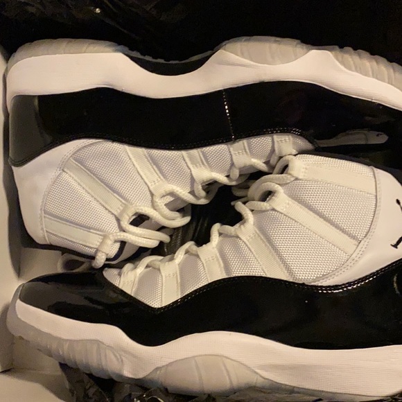 Air Jordan 11 Retro - Picture 2 of 13